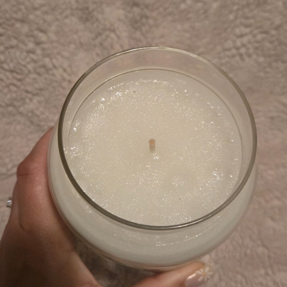 Coconut Beach 22 oz Candle by Yankee Candle - Picture 3 of 6